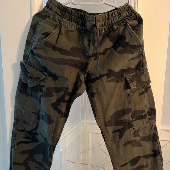Aritzia/TNA Camo Cargo pants - Picture 1 of 4